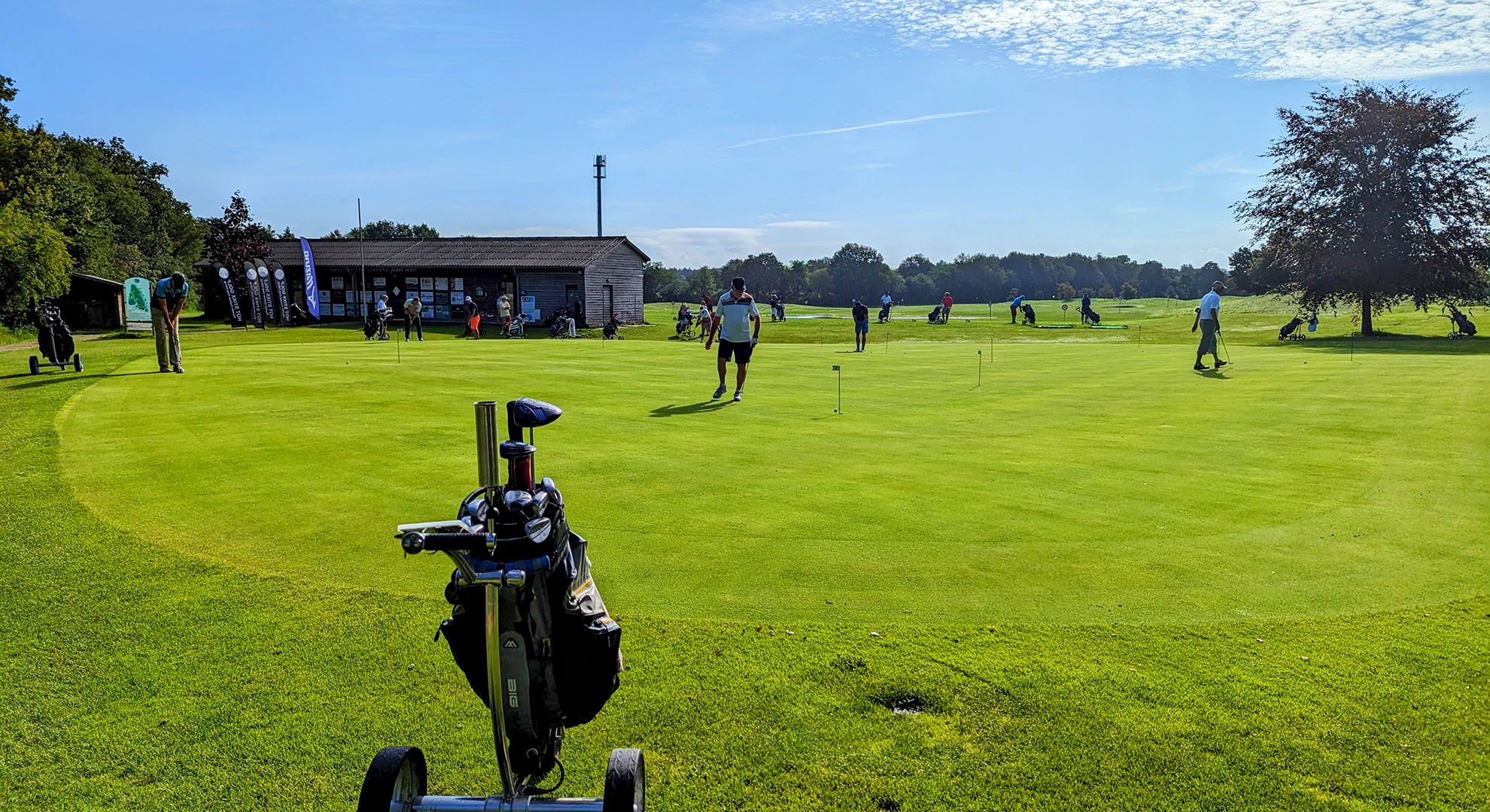 Puttinggrün und Clubhaus im Golfclub am Donner Kleve